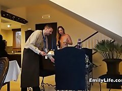 벌 거 벗은 여자 룸 서비스에 대 한 문을 열어합니다