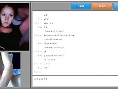귀여운 여자 가슴을 보여주는 그녀의 손가락을 깊이 빨 아 하 고