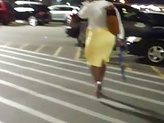 넓은 엉덩이, milf 꽉 노란색 치마...